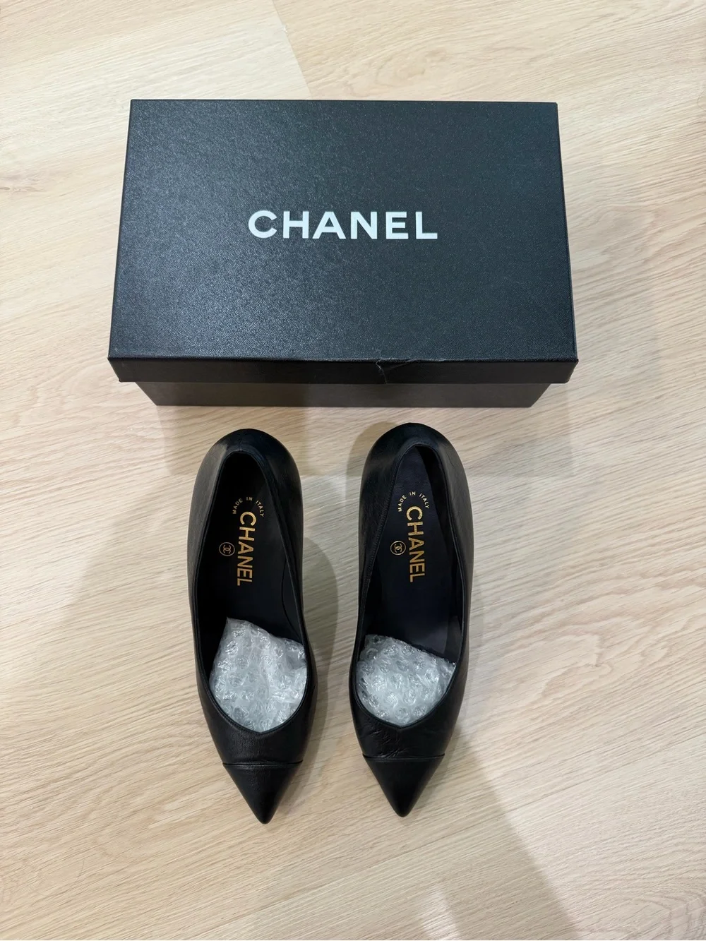 CHANEL Black Pointed-Toe Leather Pumps pearl 38